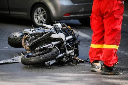 crashed-crash-motorcycle-accident-motrobike-rado-car-collision Motorcycle Accident